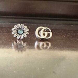 Double G flower stud earrings